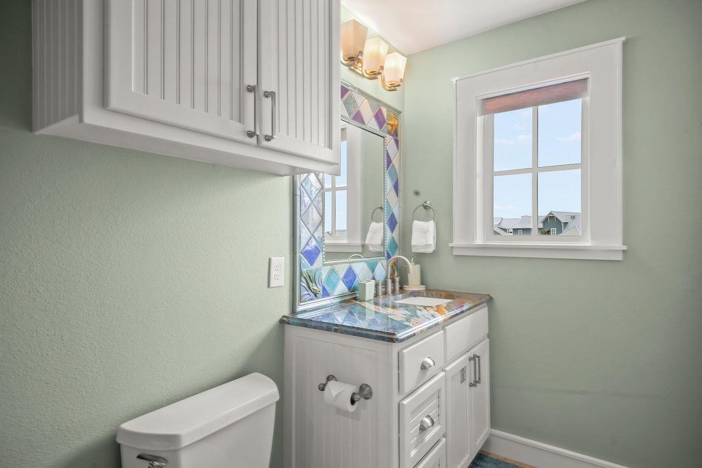 Queen Bathroom, 3rd Floor