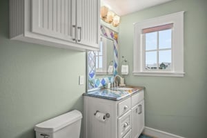 Queen Bathroom, 3rd Floor