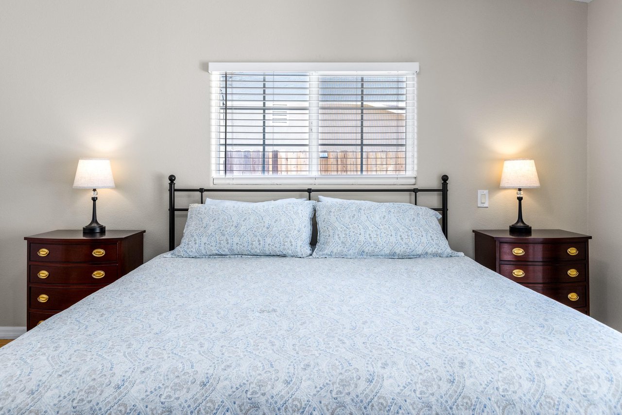 King size bed, flatscreen TV, and ensuite bathroom.