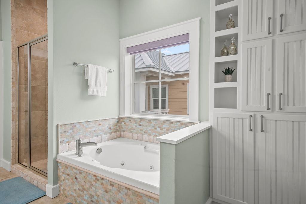 King Bathroom, 2nd Floor