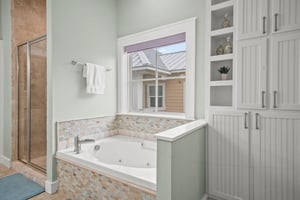 King Bathroom, 2nd Floor