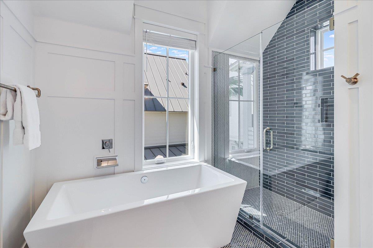 King Bathroom, 2nd Floor