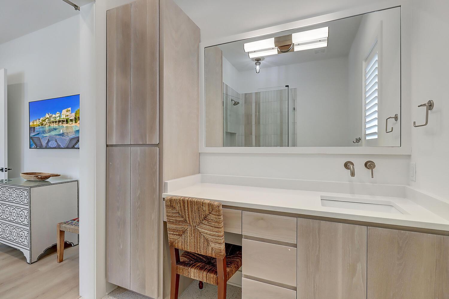 1st Floor King Bedroom