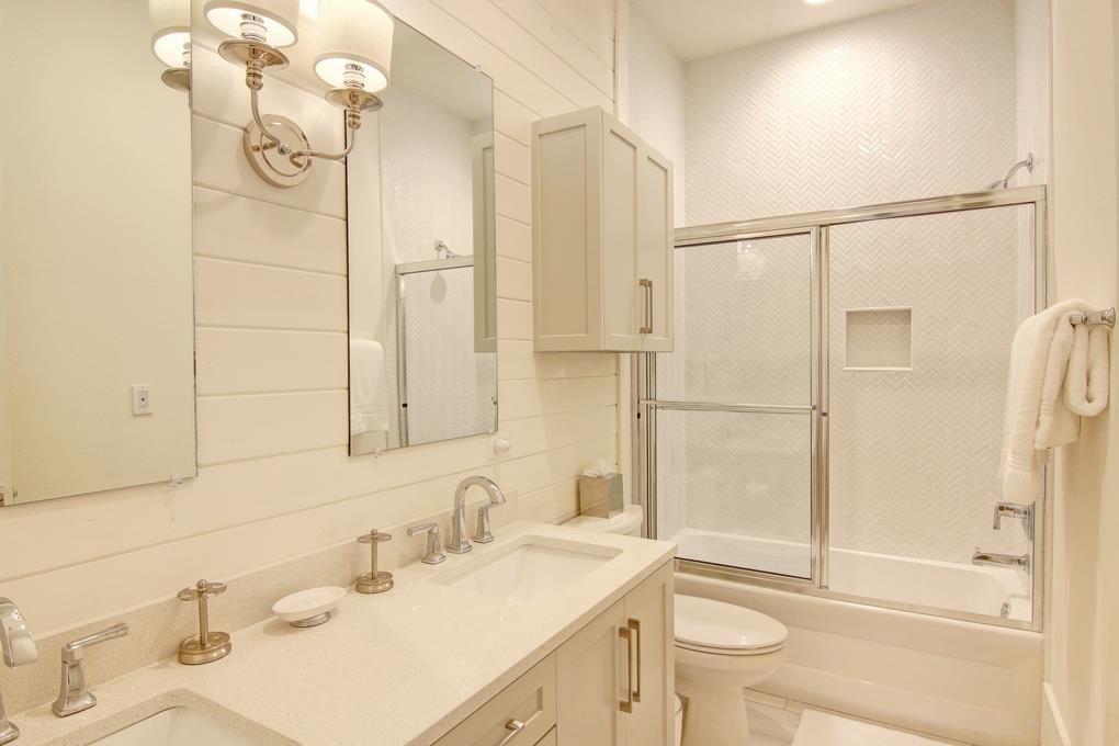 Shared Bathroom, 2nd floor