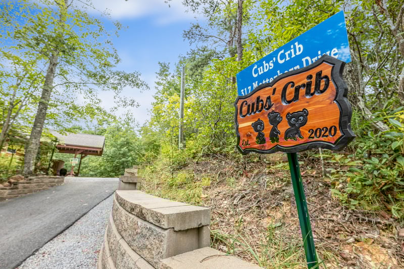 Welcome sign at Cubs Crib, a 3 bedroom cabin rental located in Gatlinburg