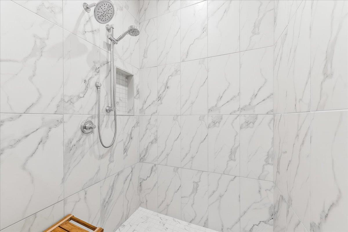 4th King Bathroom, 3rd Floor