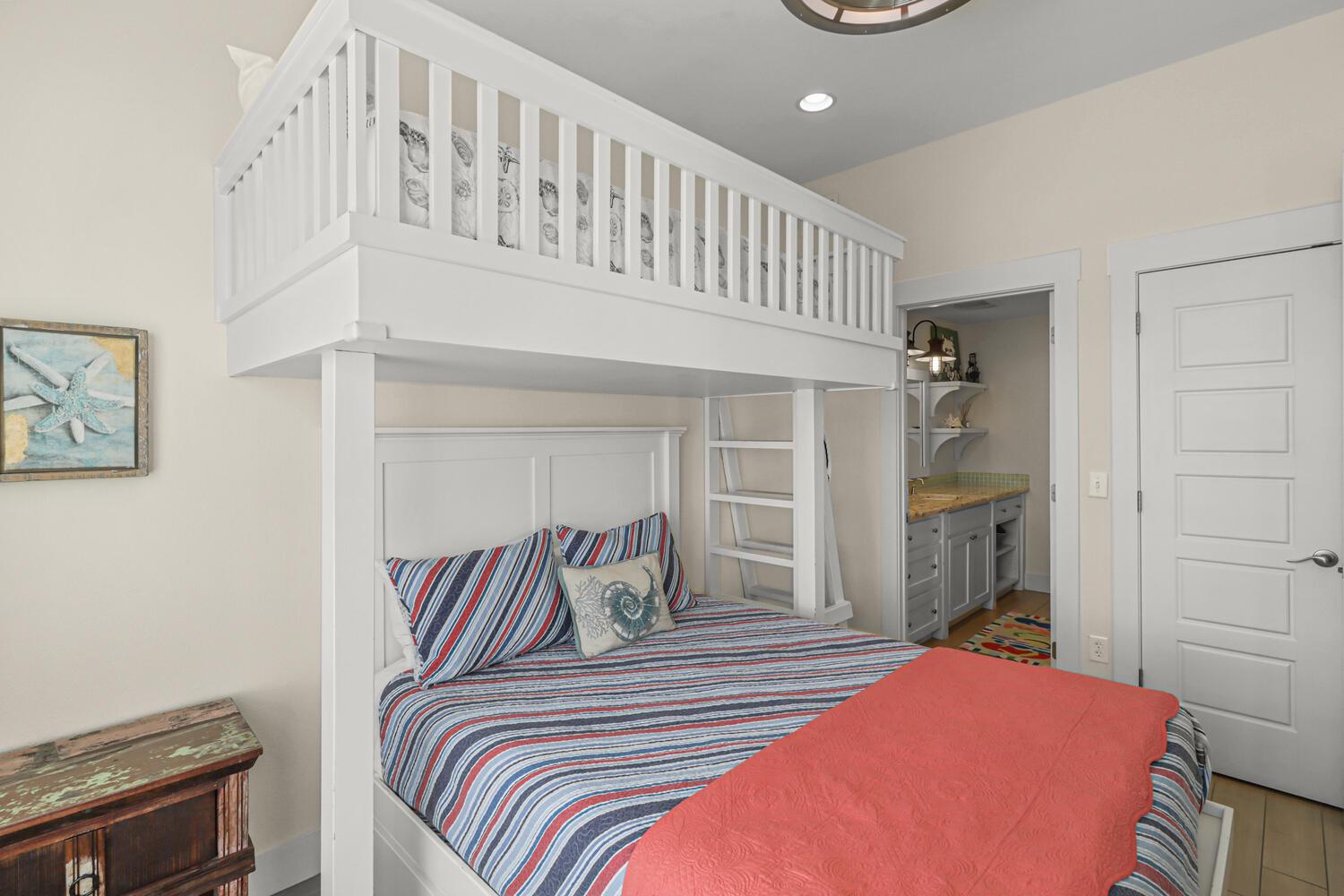 TwinQueen Bunk Room with Closet