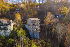 Le Bear Chalet, a 7 bedroom cabin rental located in Gatlinburg