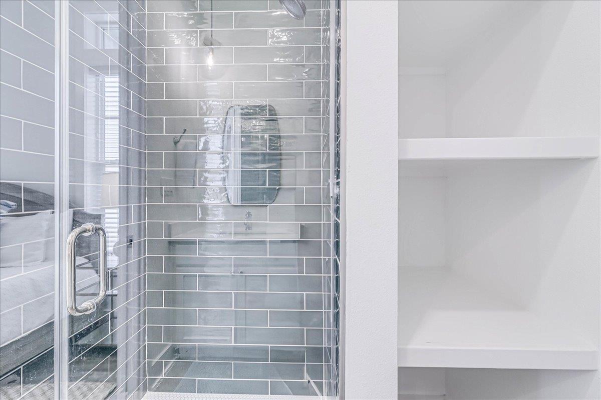 Second King Bathroom, 2nd Floor