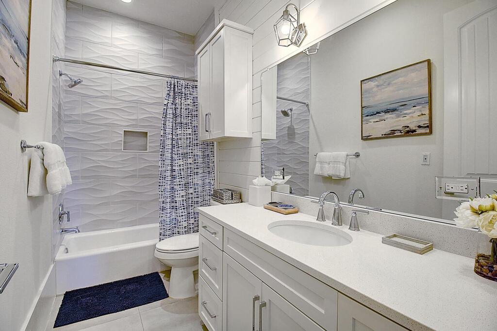 Hallway Bathroom, 2nd Floor