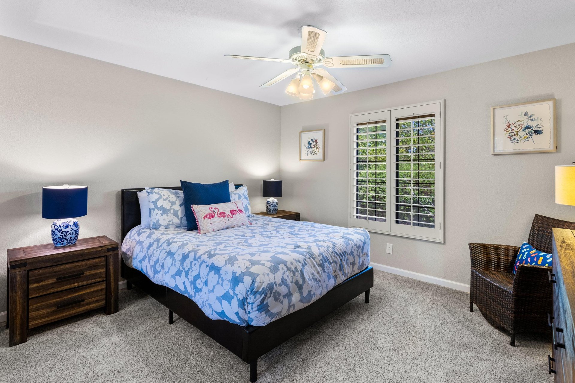 Queen size bed, flatscreen TV.