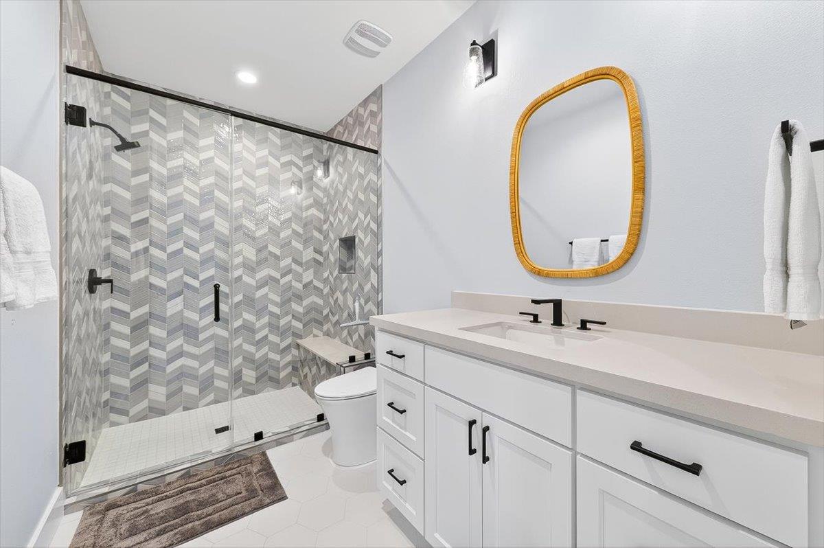 1st Floor, First King Bathroom