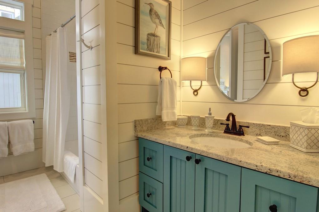 Shared Bathroom, Second Floor