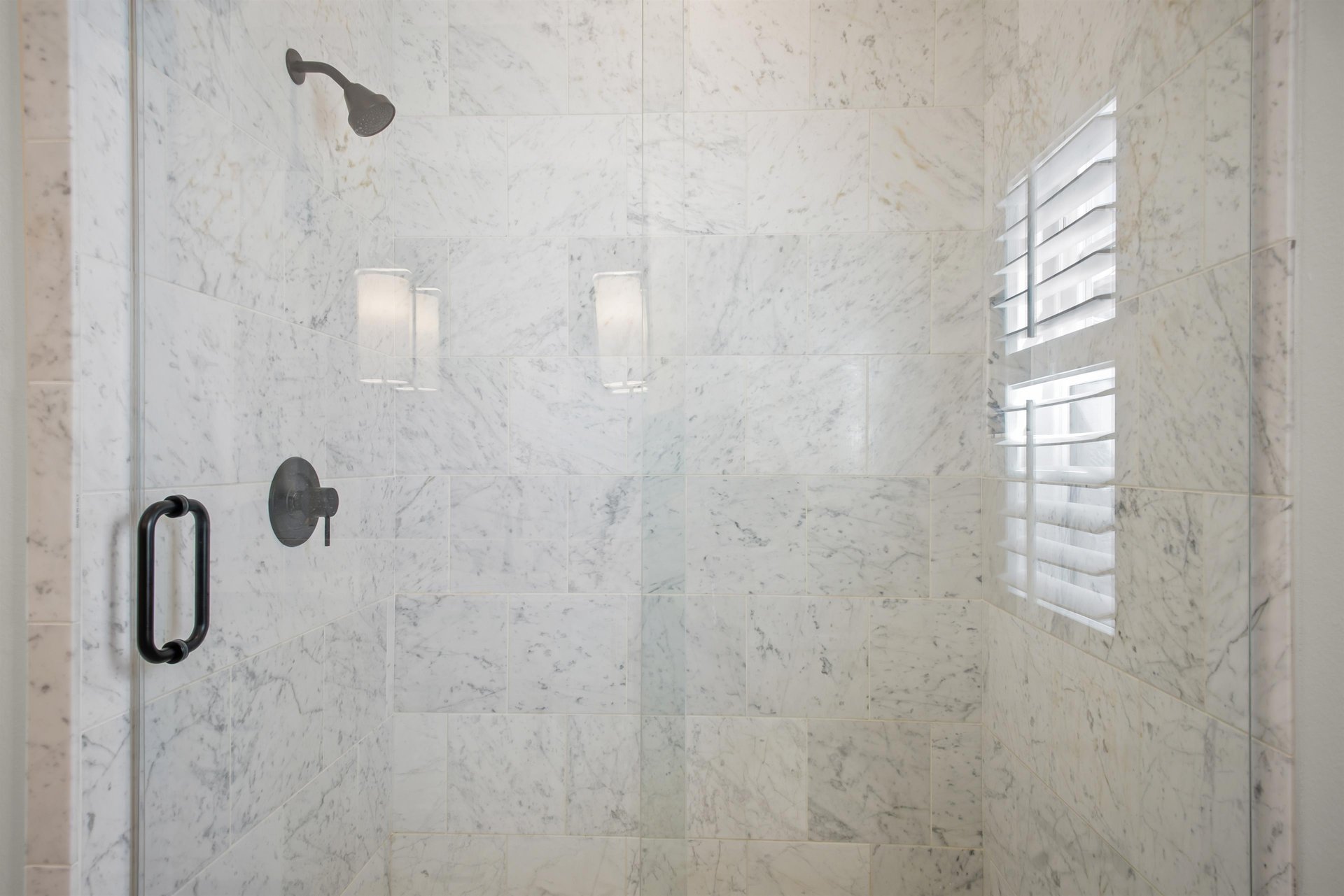 1st Floor Front King Bathroom