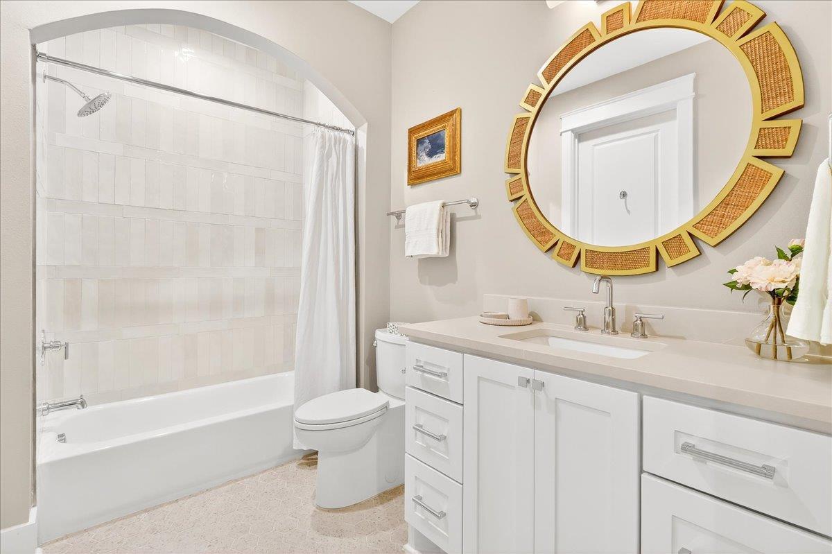 1st Floor, Shared Bathroom