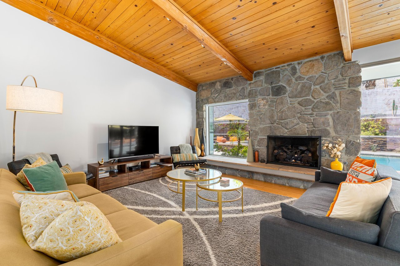 Impeccable midcentury modern decor and deisgn