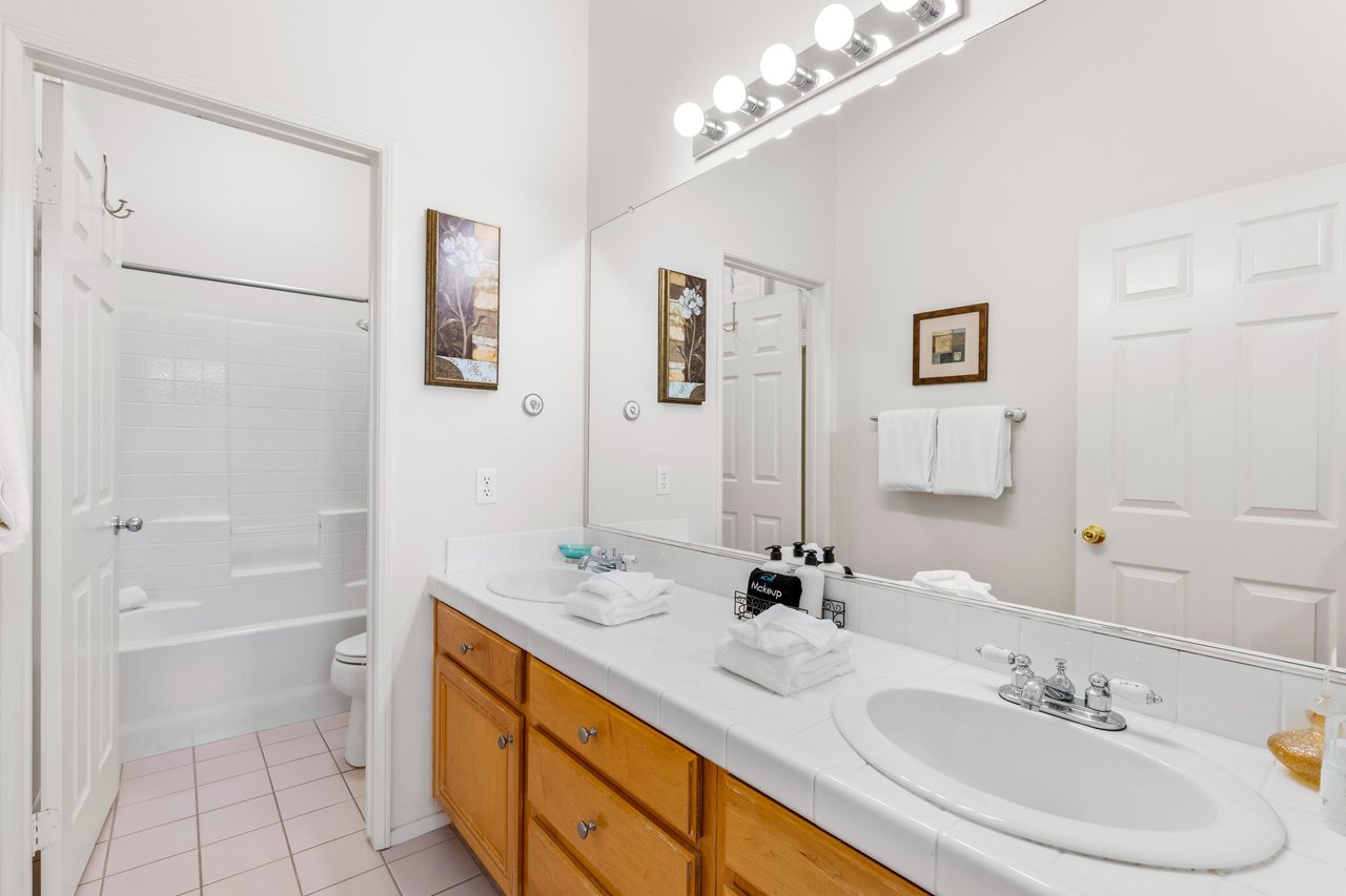 Dual vanity sinks, showertub combination.