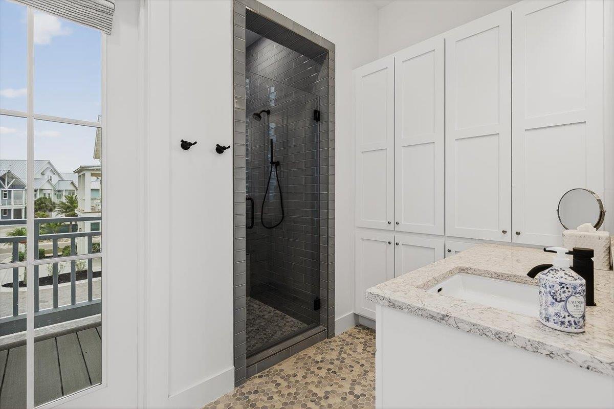 1st King Bedroom Ensuite, 2nd Floor