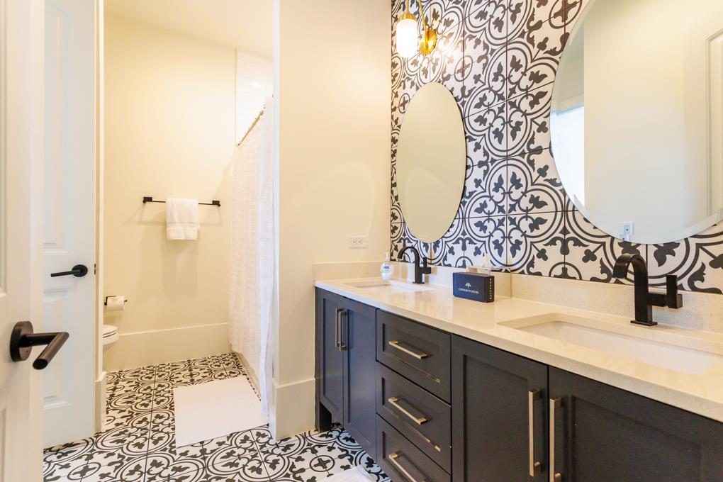 Shared Bathroom, 2nd Floor