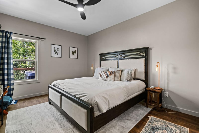 King bed with window