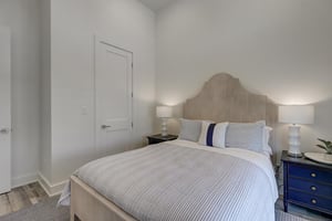 2nd Floor Left Queen Suite