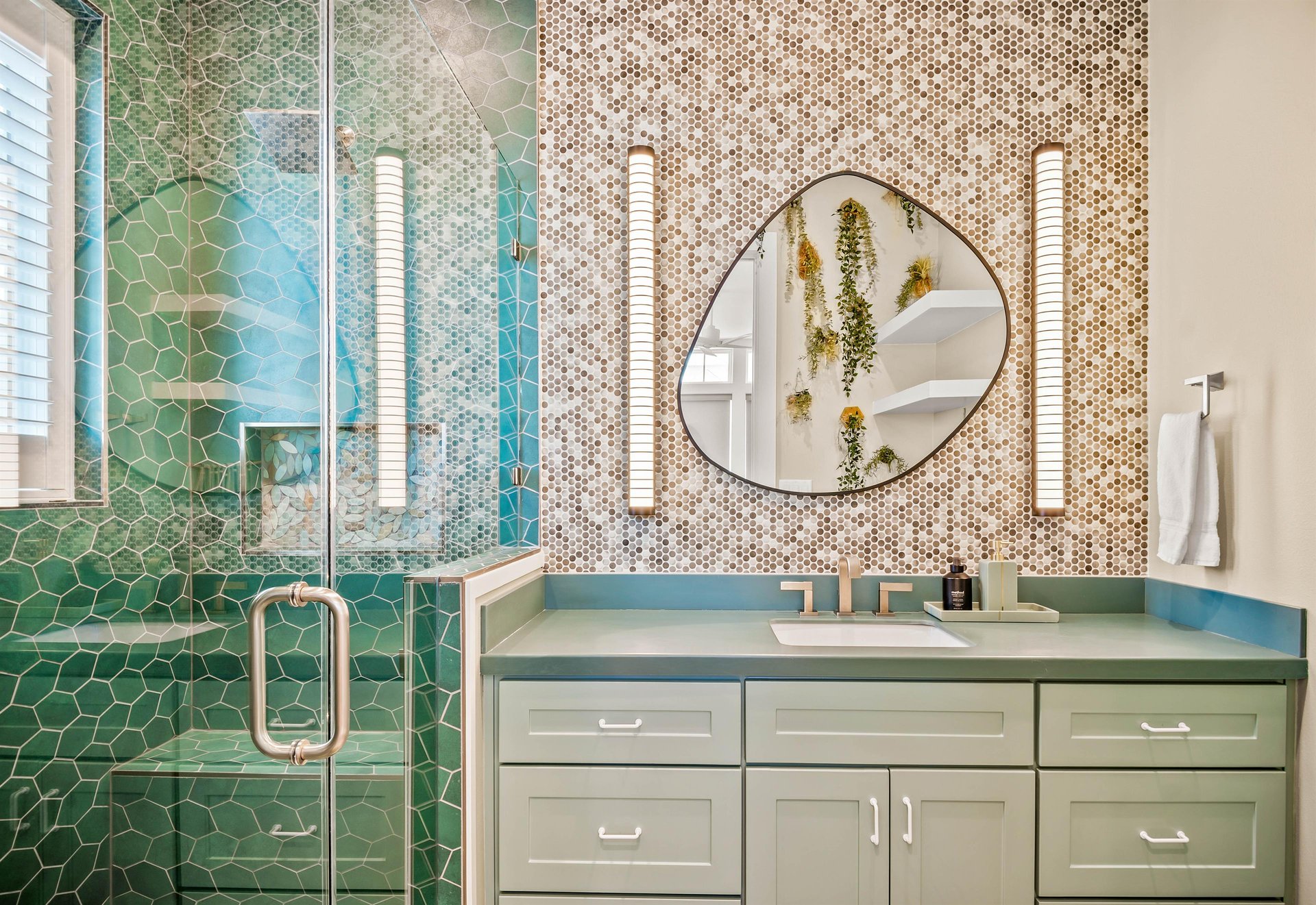 King Bathroom, 2nd Floor