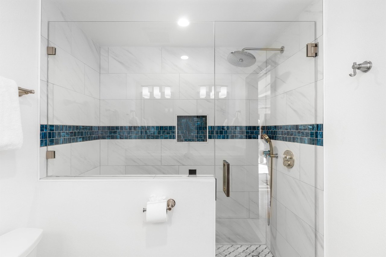 Casita en suite bathroom