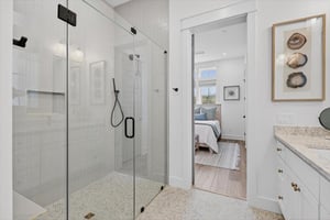 4th King Bathroom, 1st Floor