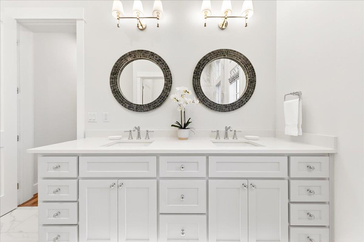 3rd King Bathroom, 2nd Floor