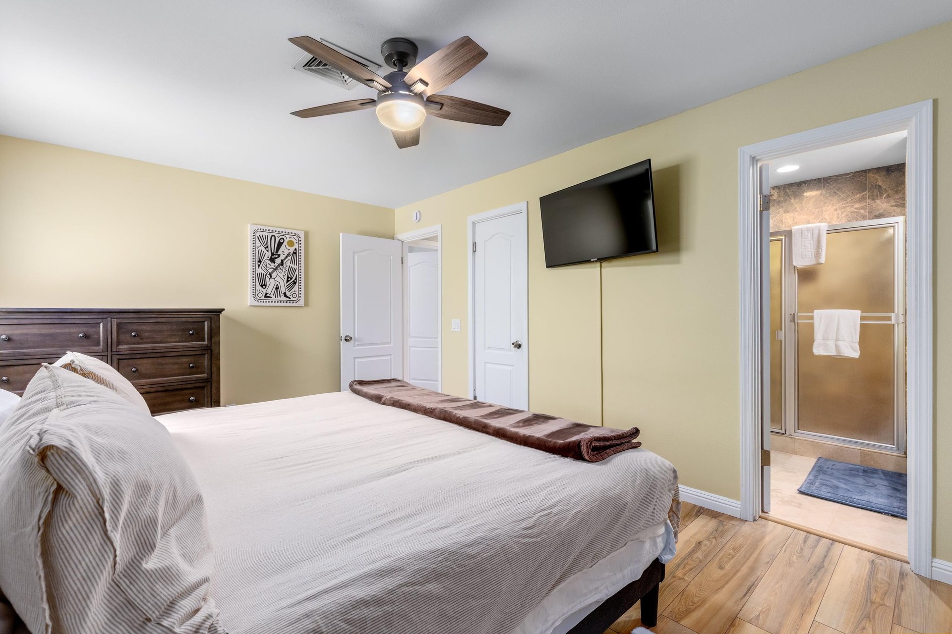 Guest bedroom