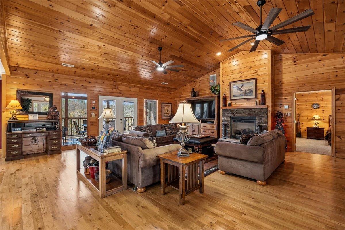 004Living Room