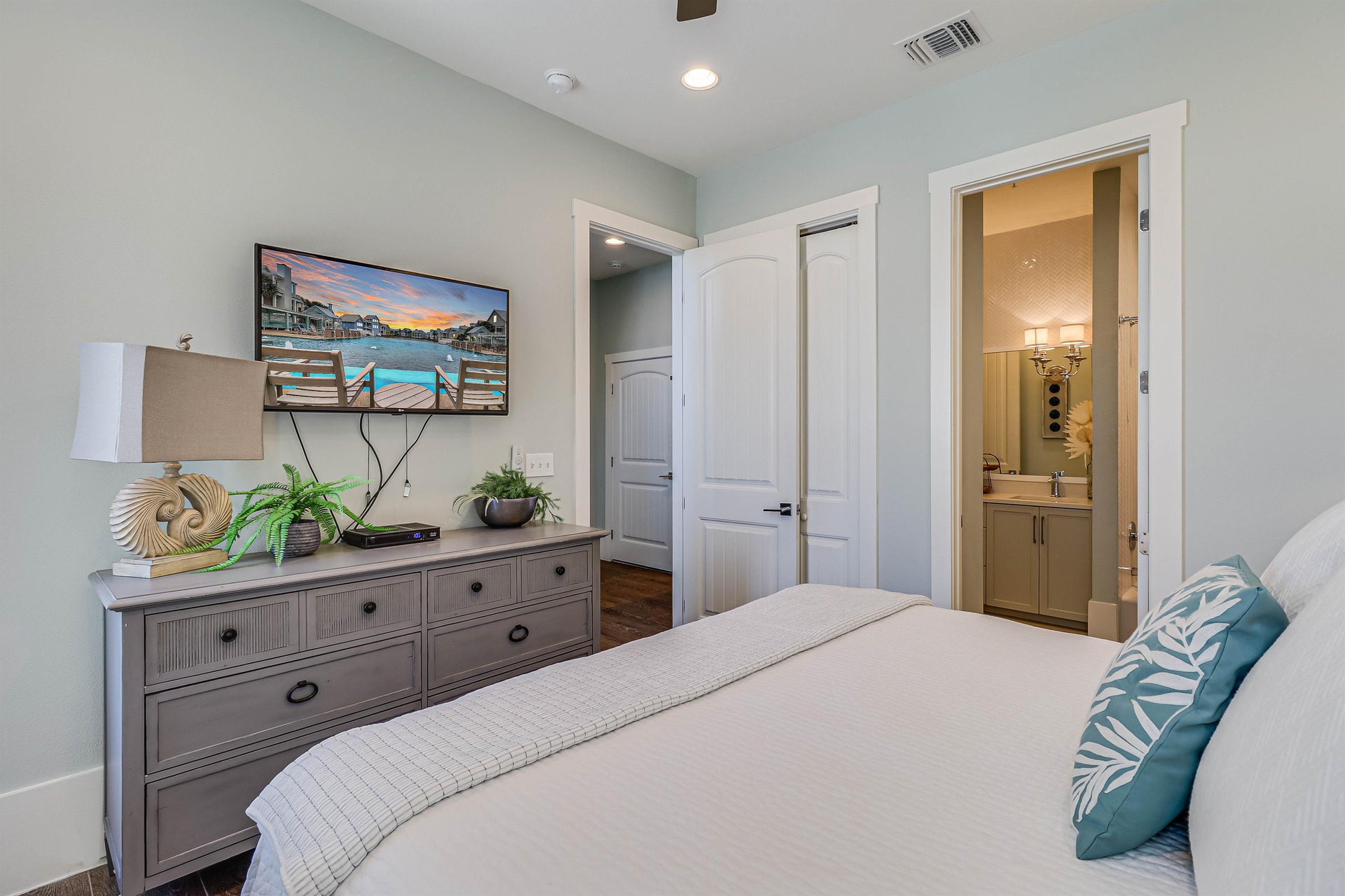 King Bedroom, 2nd floor