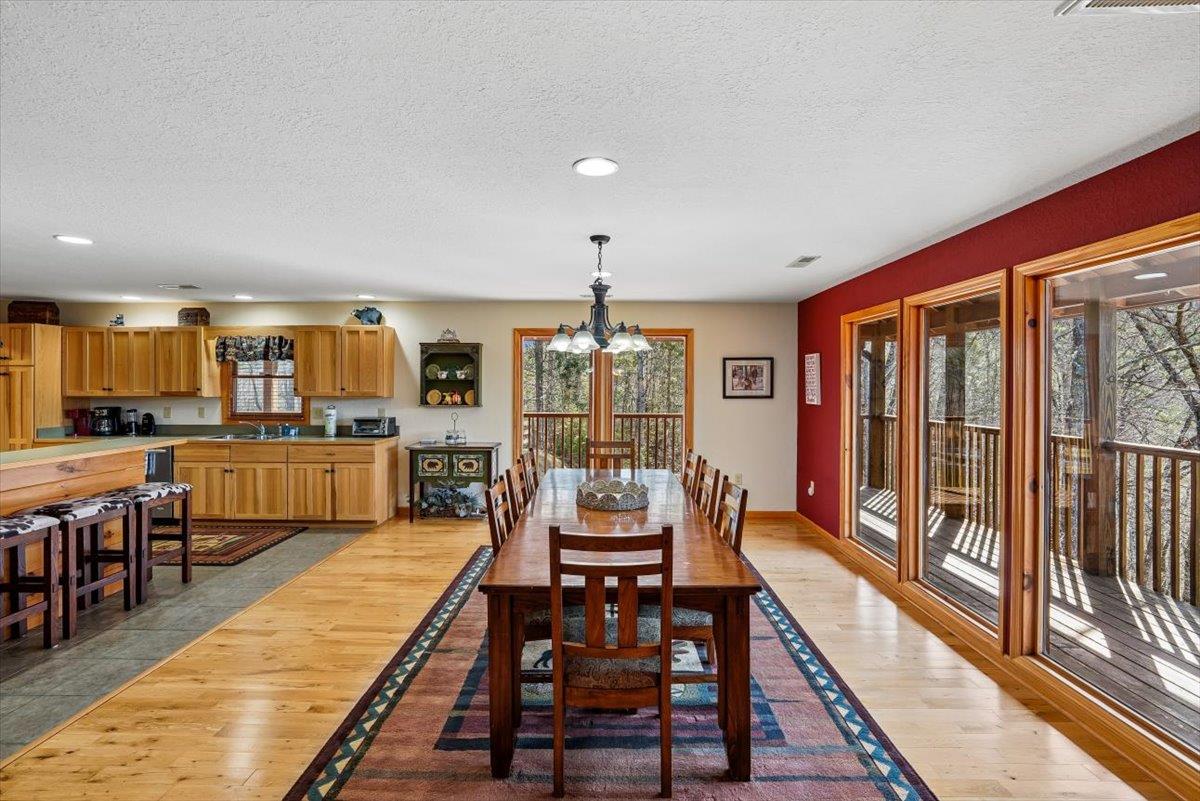 005Dining Area