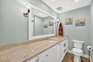 Queen Bathroom, 1st Floor