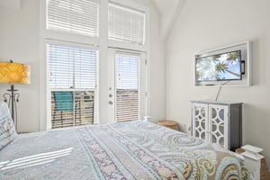 2nd Floor Queen Bedroom