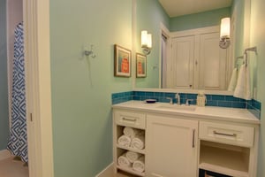 King Bathroom, 2nd Floor
