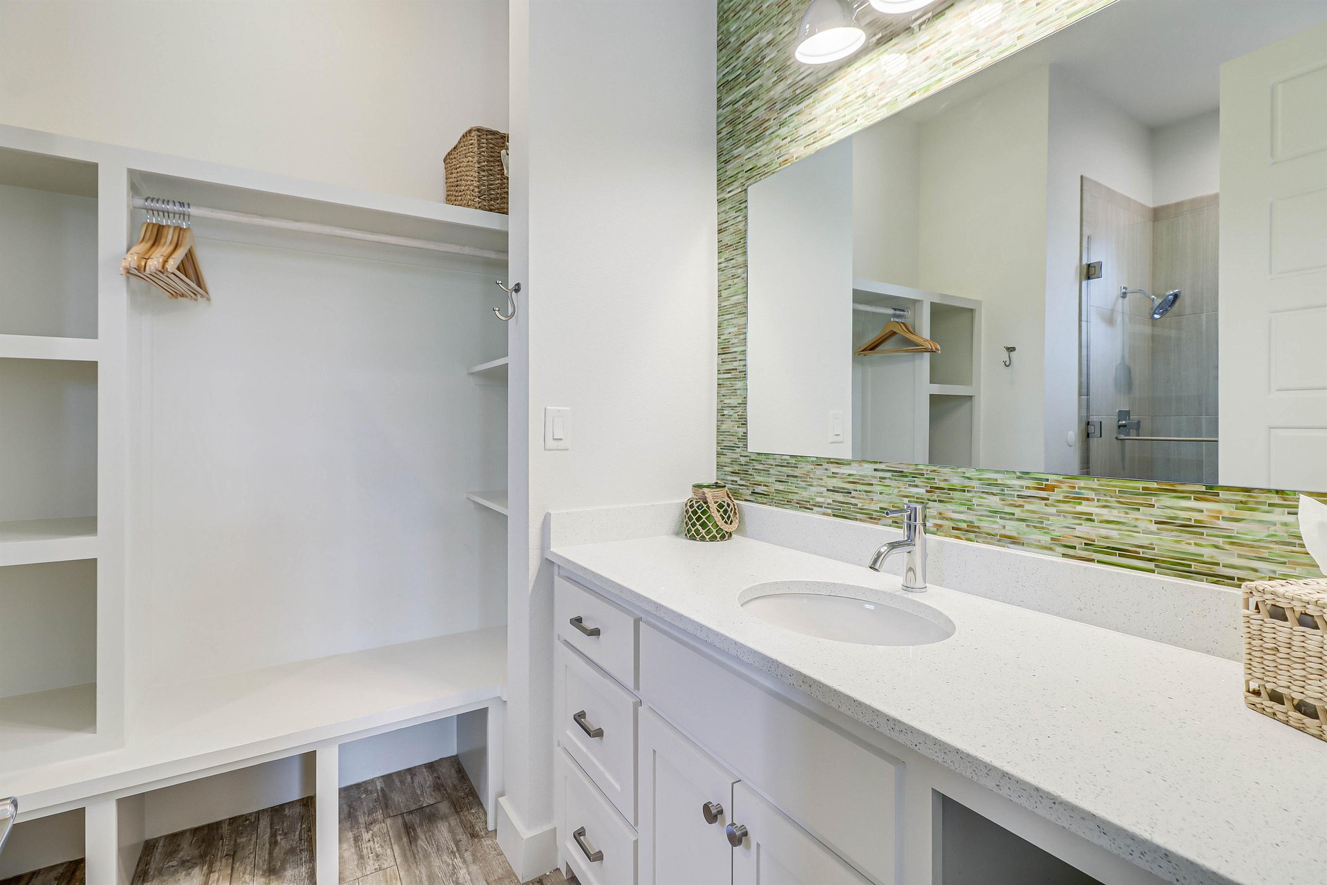 King Bathroom, 1st Floor