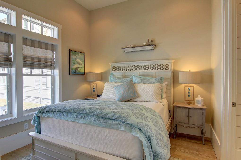 Queen Bedroom, First Floor