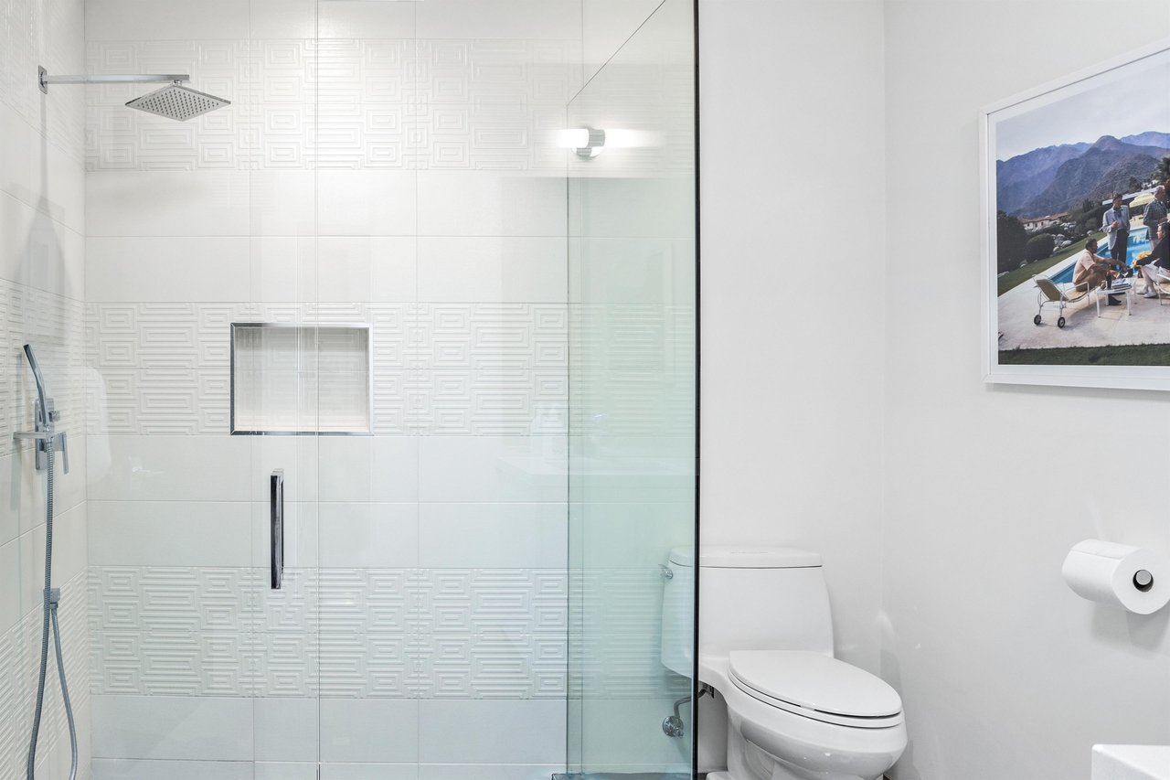 Ensuite bath with walkin shower