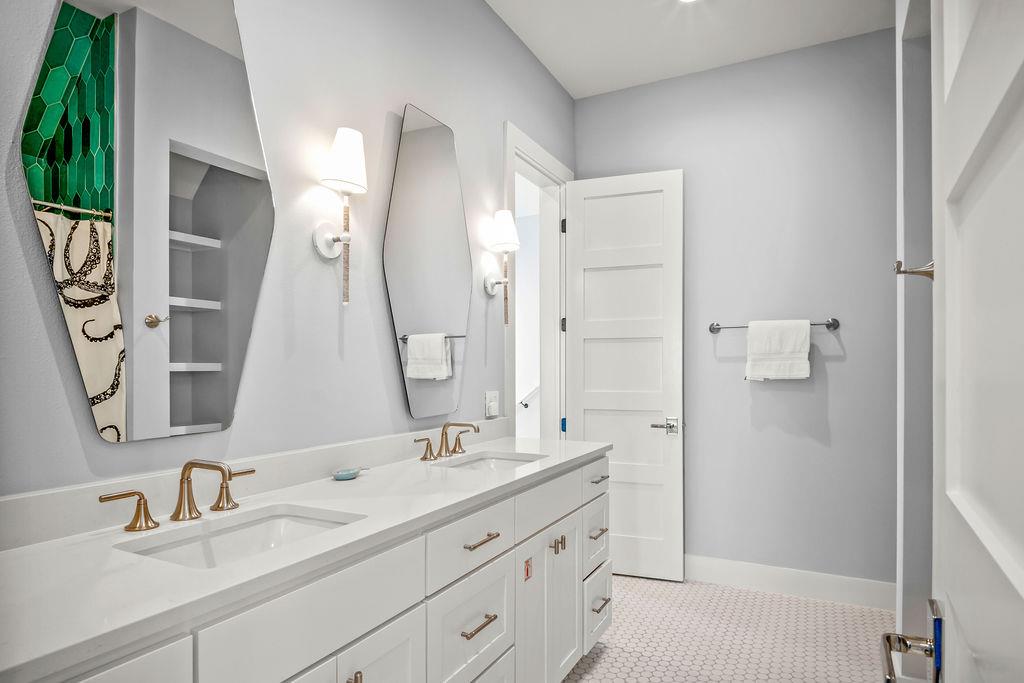 Shared Bathroom, 3rd Floor