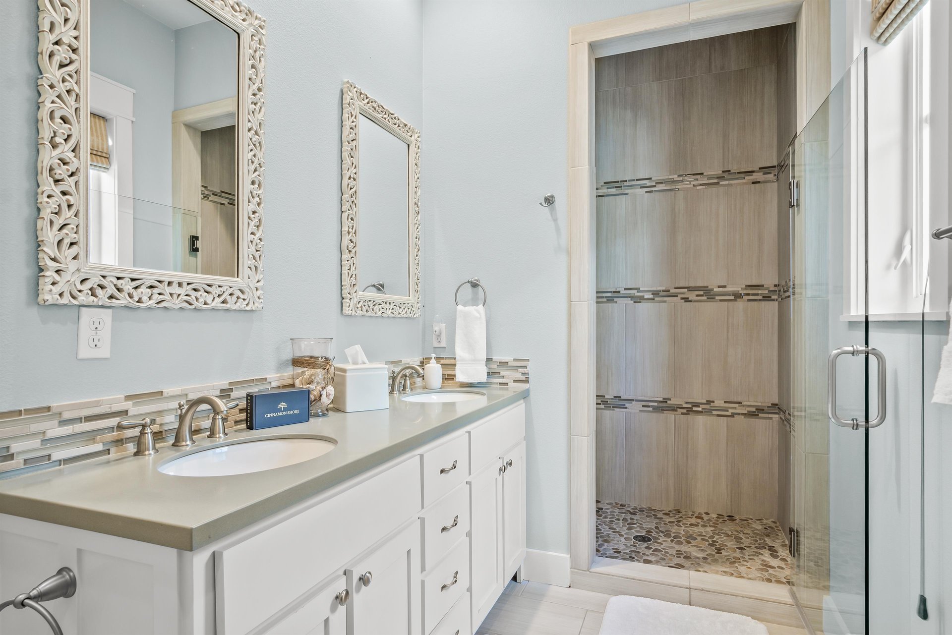 King Bathroom, 2nd Floor