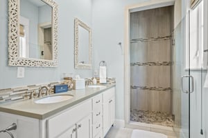 King Bathroom, 2nd Floor