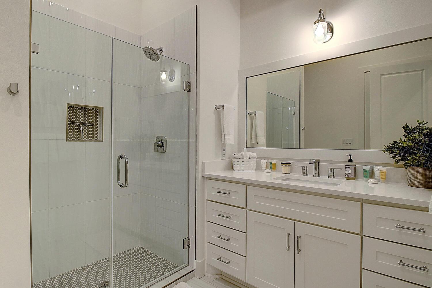 2nd Floor Queen Bathroom