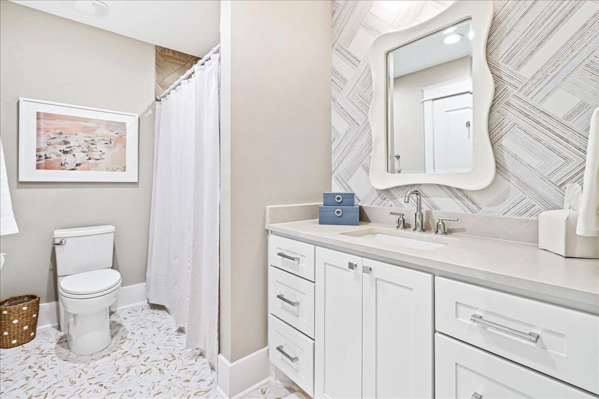 Shared Bathroom, 2nd Floor