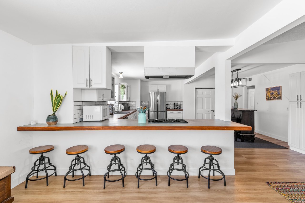 Counter seating for 6 guests.
