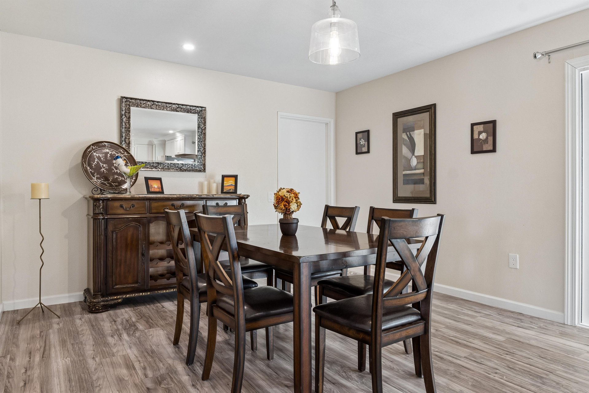 Located next to the living room and kitchen. Table and chairs for up to 6 guests.