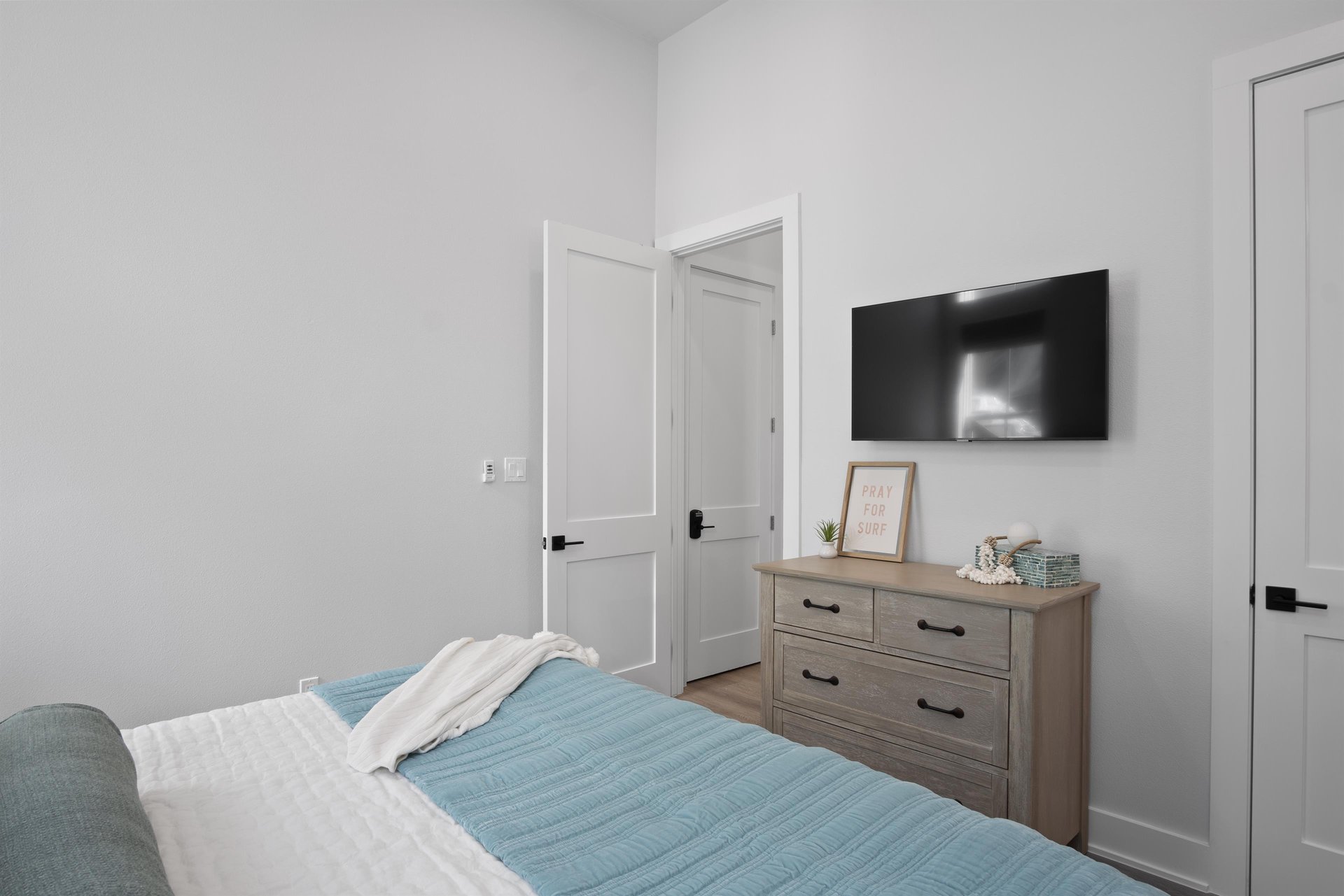 1st Floor King Bedroom