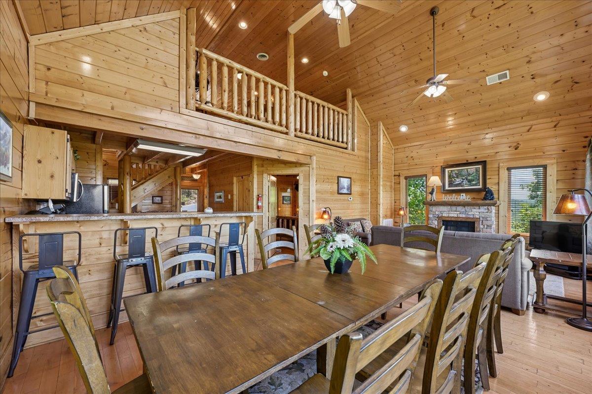 25Dining Area