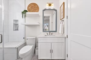 1st King Bathroom, 1st Floor