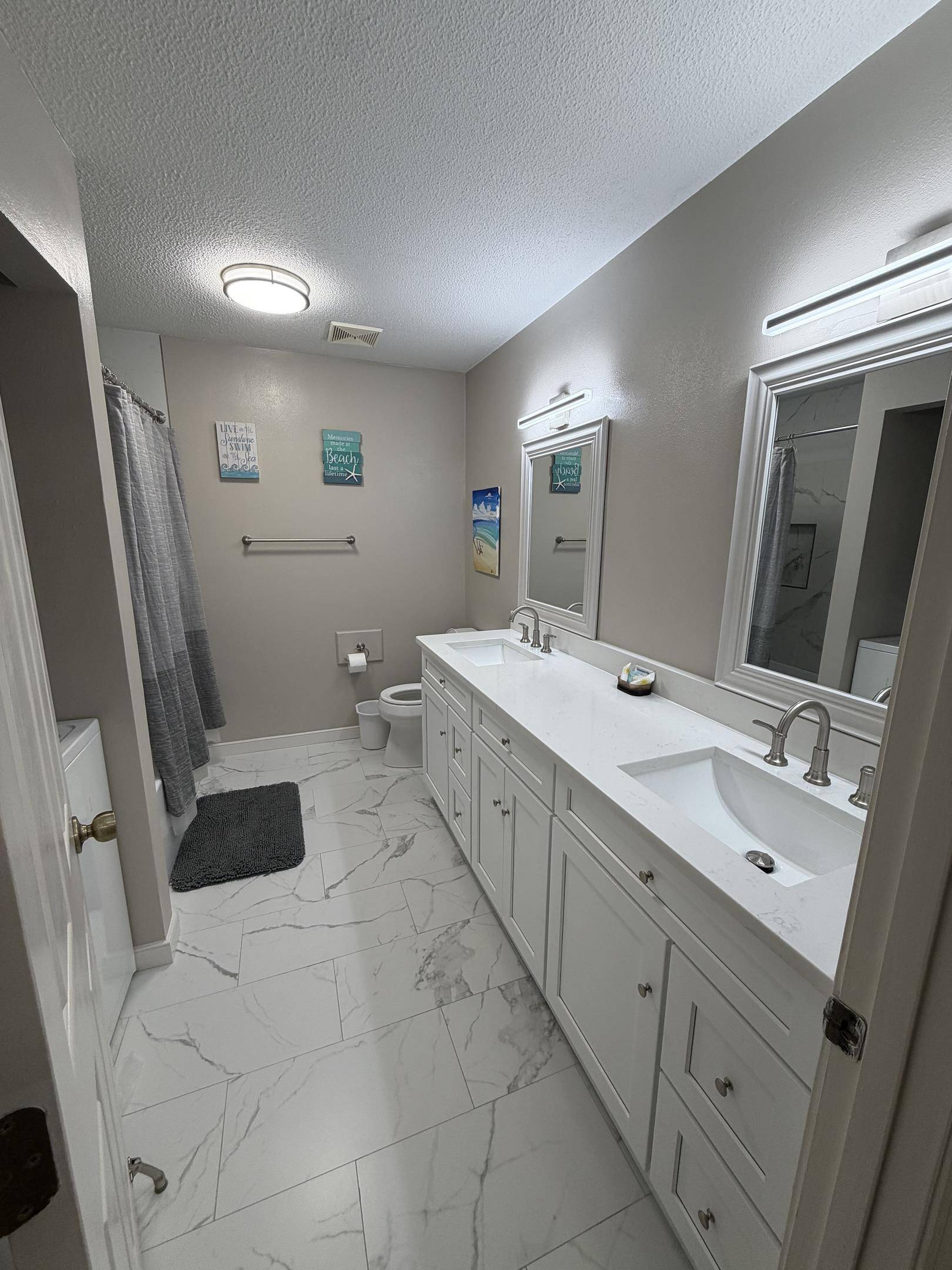 Upstairs Full Bathroom
